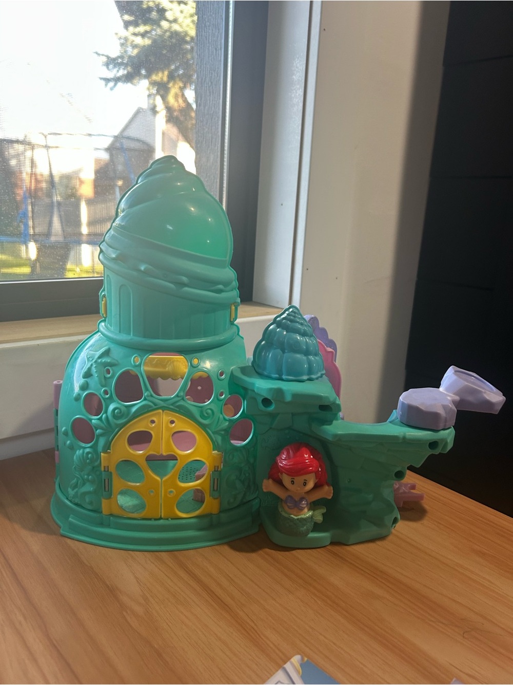 Fisher-Price Disney little mermaid Ariel playset with doll